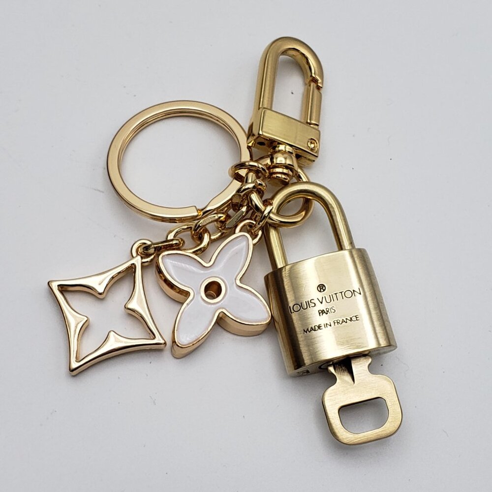 Authentic Louis Vuitton Gold Lock 🔒 Keychain Bag Unbranded Flower Charm LV - Picture 4 of 12